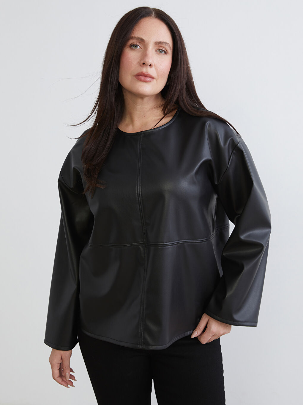 Siyah Büyük Beden Bisiklet Yaka Deri Görünümlü Bluz-2