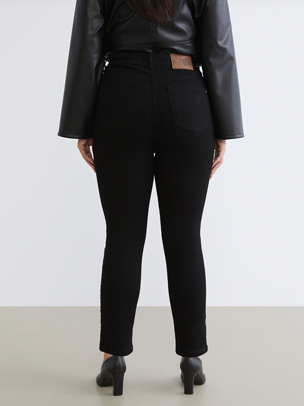 Siyah Büyük Beden Bisiklet Yaka Deri Görünümlü Bluz-3