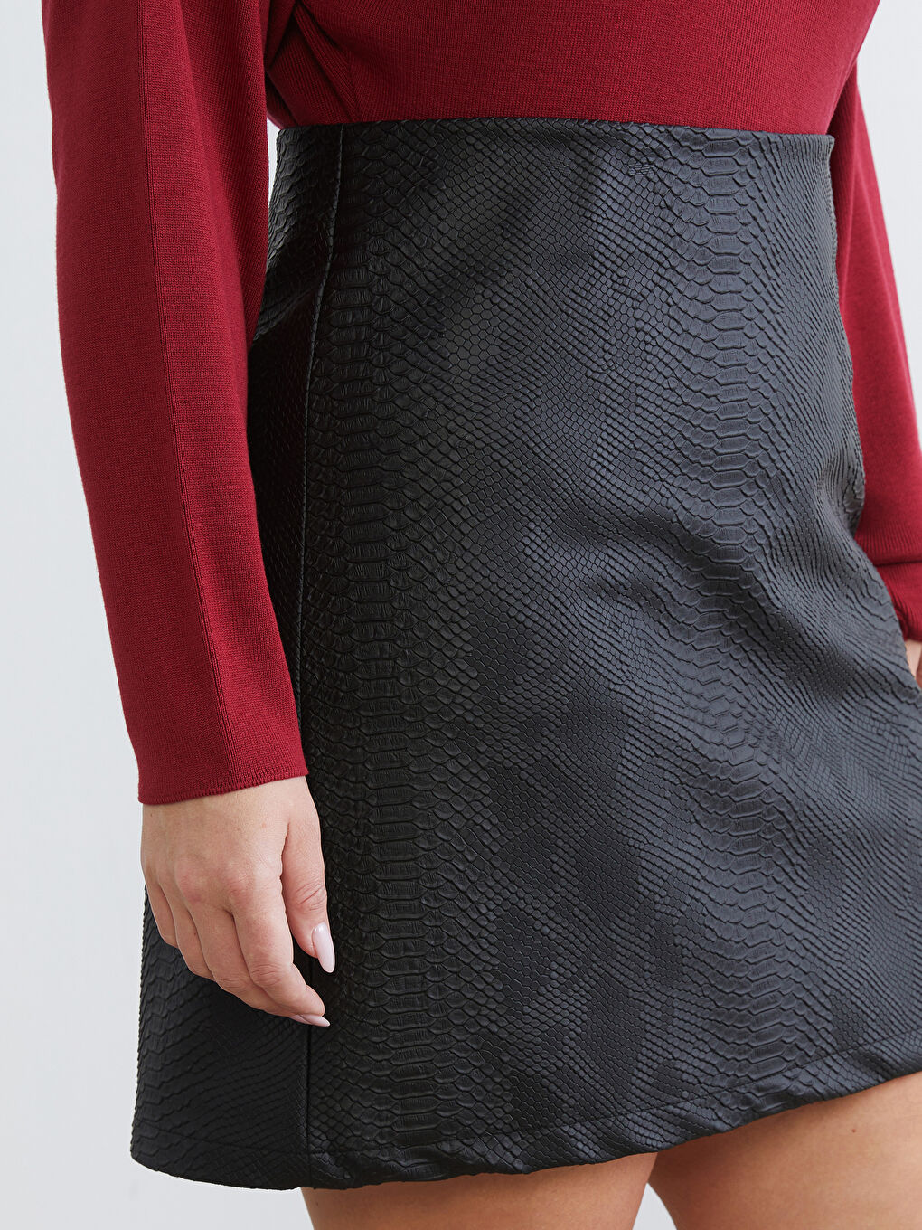 Siyah Büyük Beden Yılan Derisi Desenli Mini Etek-3