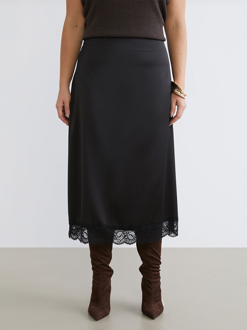 Siyah Büyük Beden Dantel Detaylı Saten Etek-1