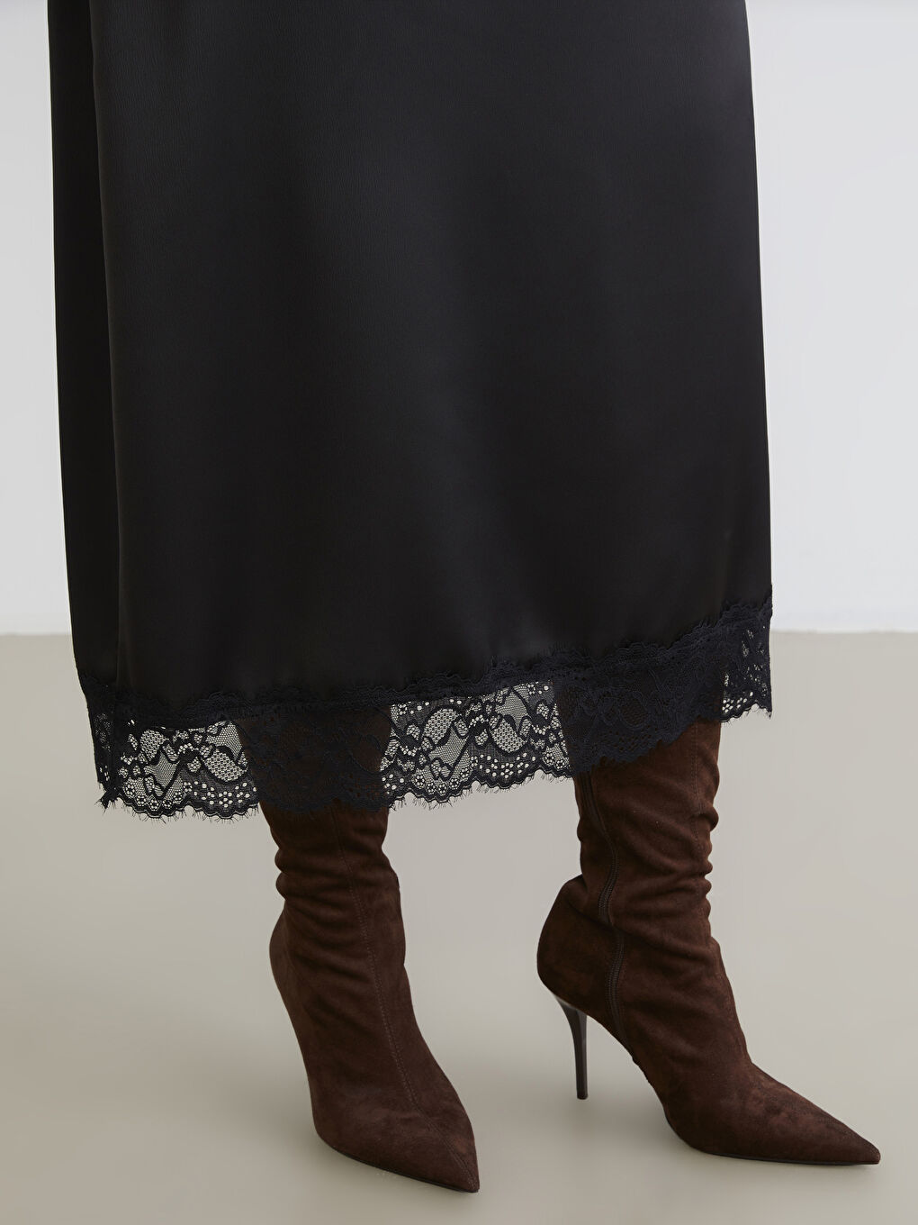 Siyah Büyük Beden Dantel Detaylı Saten Etek-2