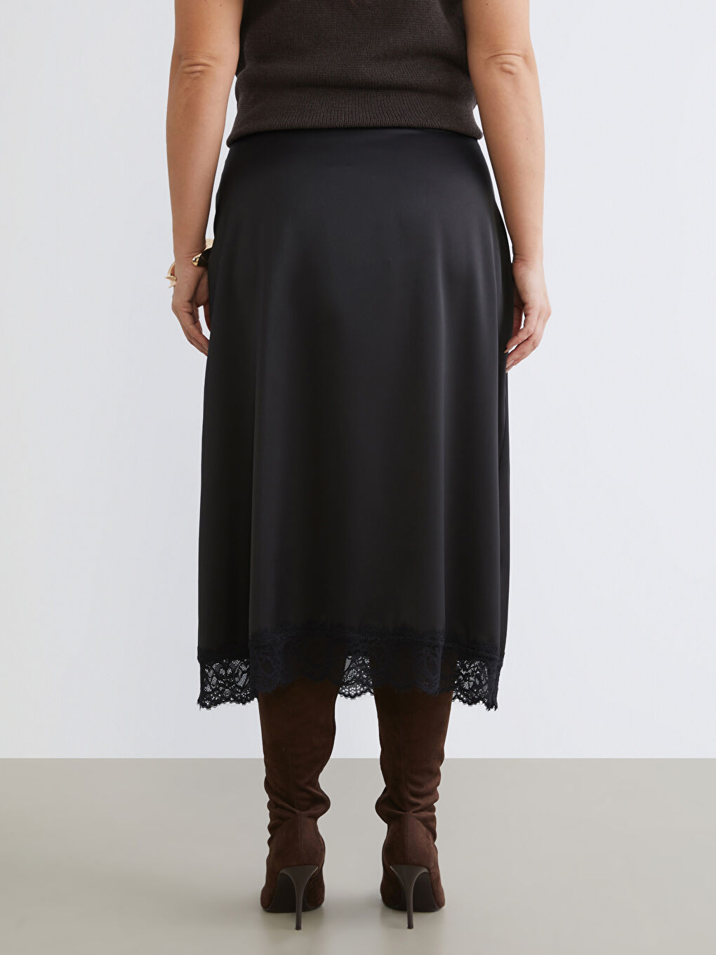 Siyah Büyük Beden Dantel Detaylı Saten Etek-3