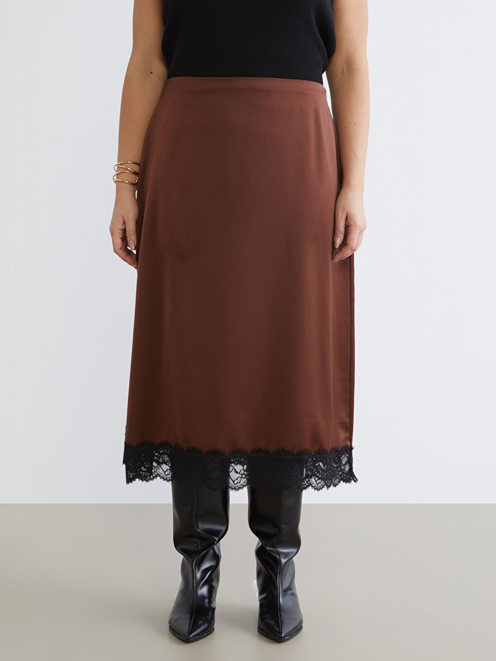Kahverengi Büyük Beden Dantel Detaylı Saten Etek-1