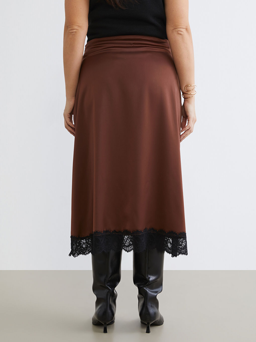 Kahverengi Büyük Beden Dantel Detaylı Saten Etek-3