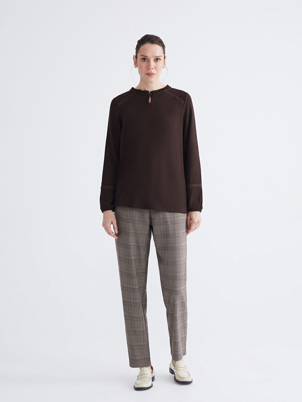 Брюки в клетку с эластичным поясом для женщин