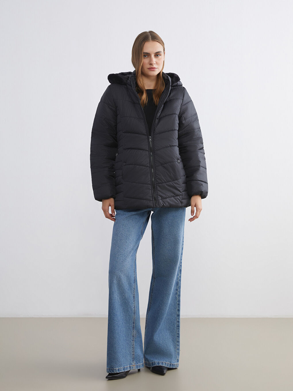 Siyah Kürklü Kapüşonlu Kadın Şişme Mont-1