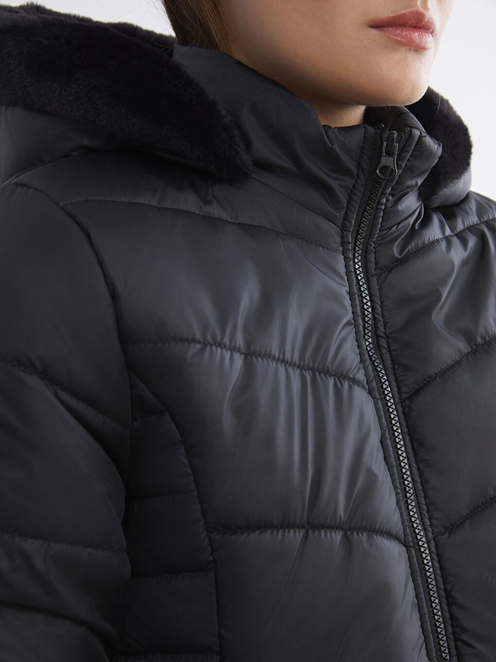 Siyah Kürklü Kapüşonlu Kadın Şişme Mont-2