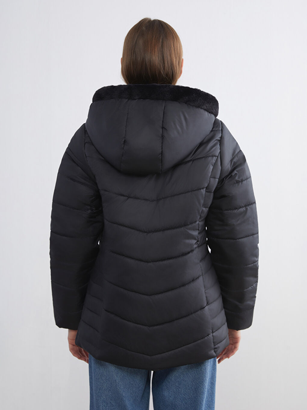 Siyah Kürklü Kapüşonlu Kadın Şişme Mont-4