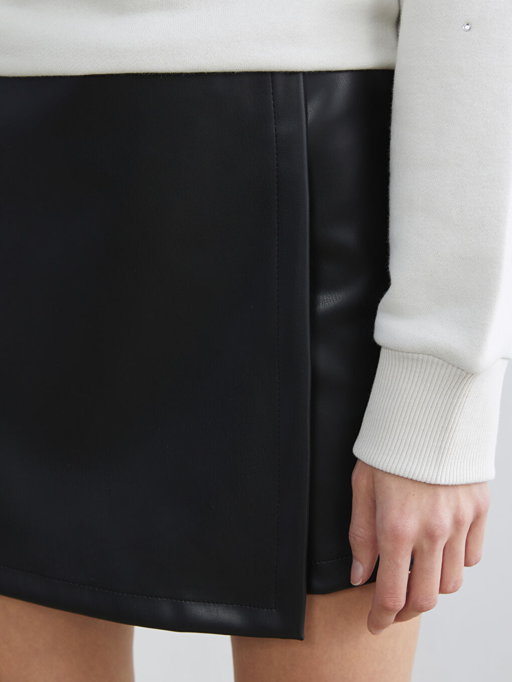 Siyah Beli Fermuarlı Deri Görünümlü Şort Etek-2