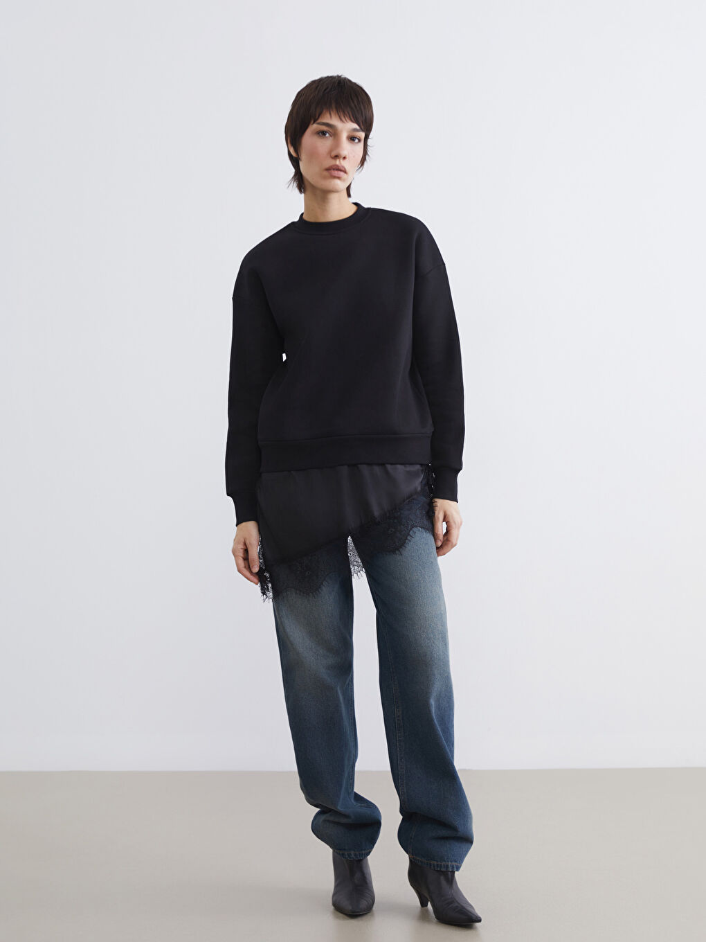 Siyah Dantel Detaylı Oversize Kalın Kadın Sweatshirt	-1