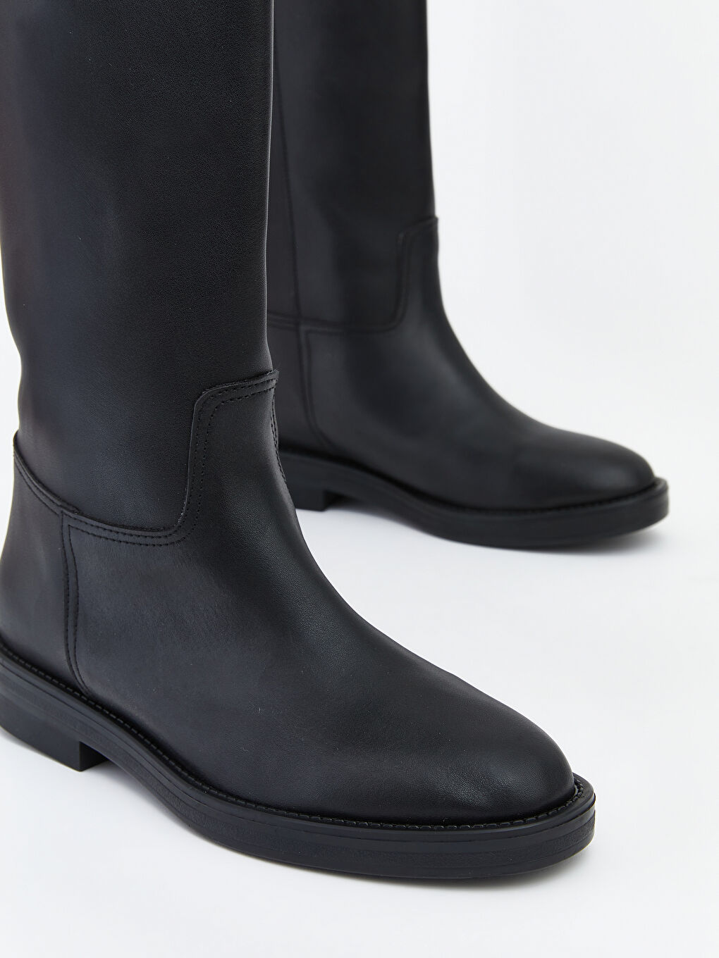 Siyah Deri Görünümlü Kadın Çizme-2