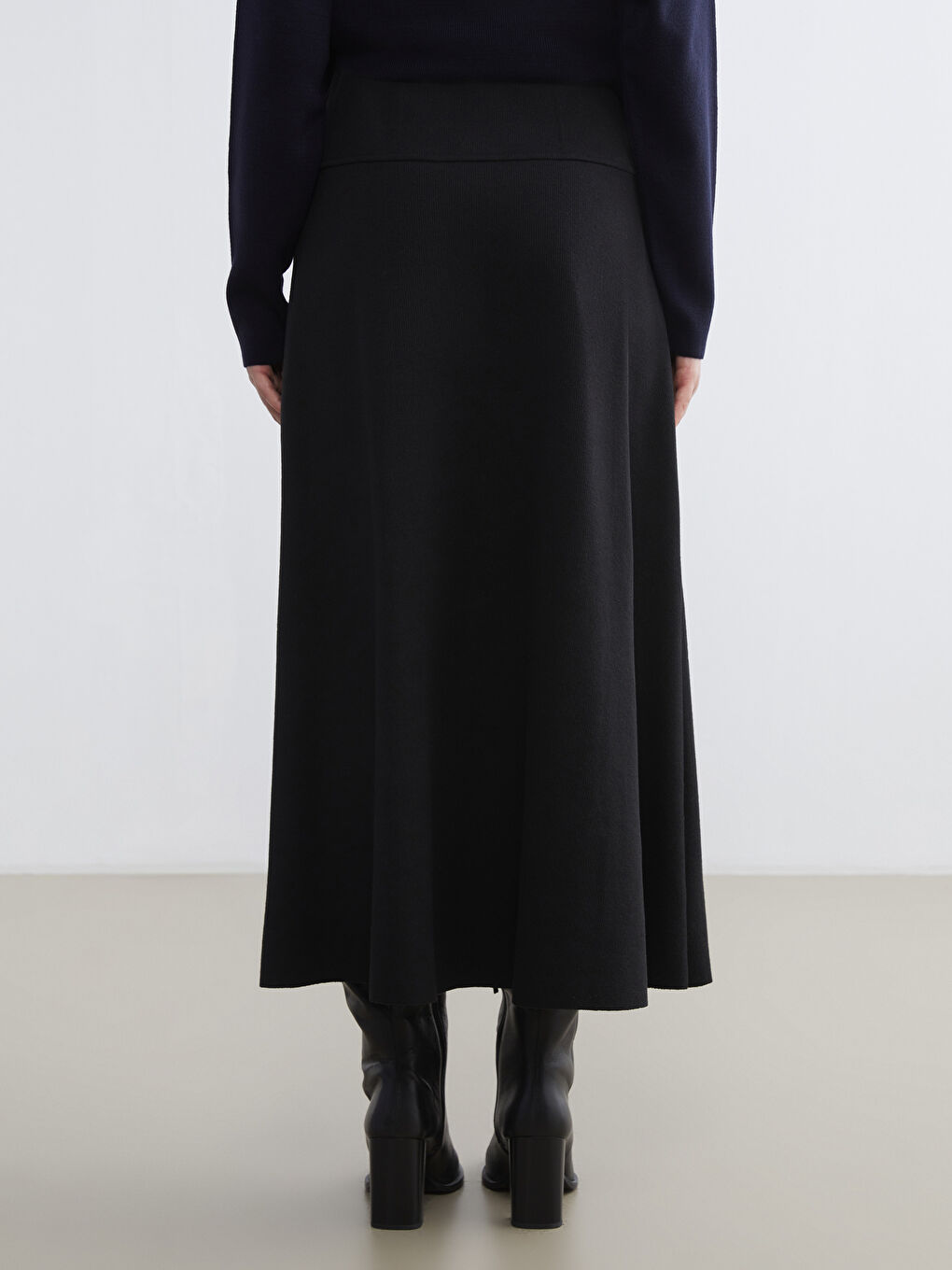 Siyah Beli Lastikli Kloş Etek-3