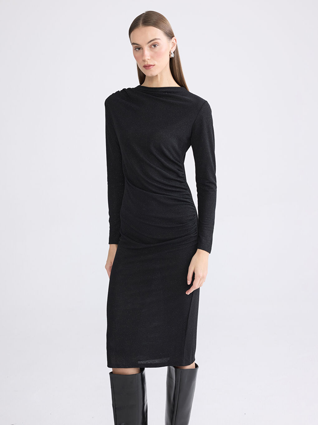 Siyah Dik Yaka Parlak Görünümlü Büzgülü Elbise-1