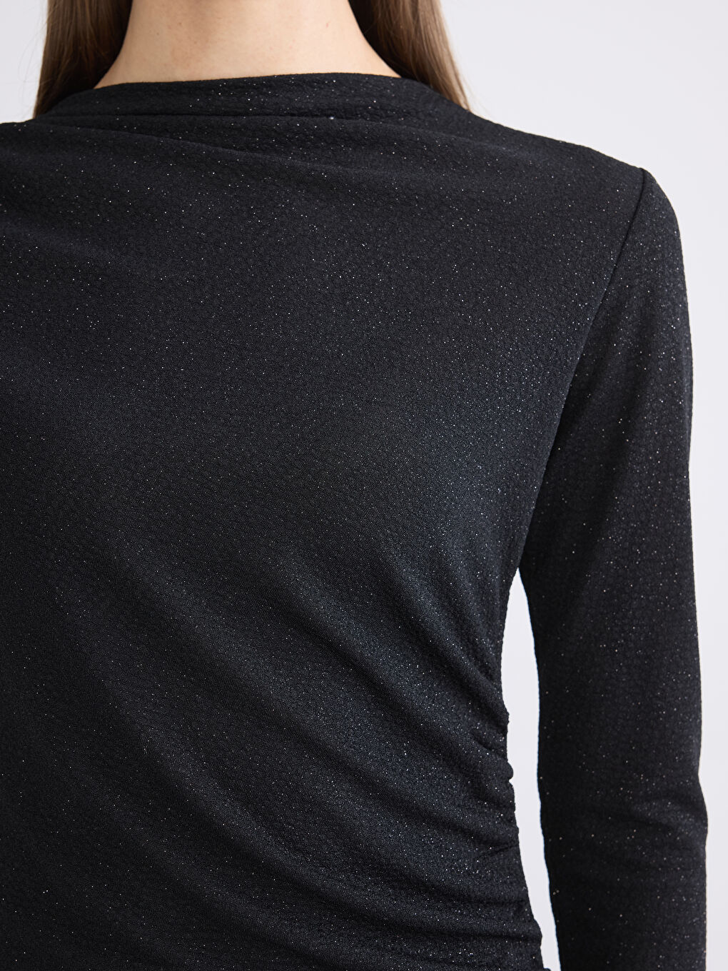 Siyah Dik Yaka Parlak Görünümlü Büzgülü Elbise-2