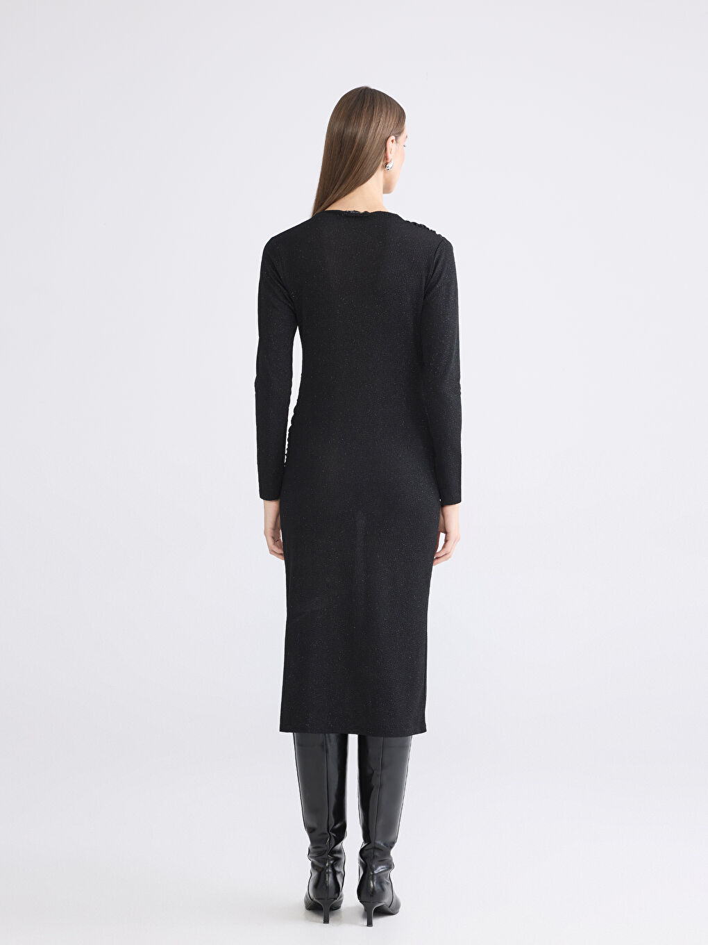 Siyah Dik Yaka Parlak Görünümlü Büzgülü Elbise-3