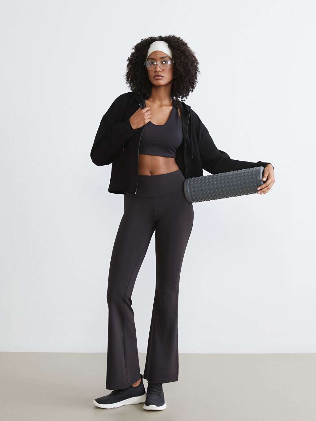 Siyah Kapüşonlu Kadın Fermuarlı Sweatshirt-1