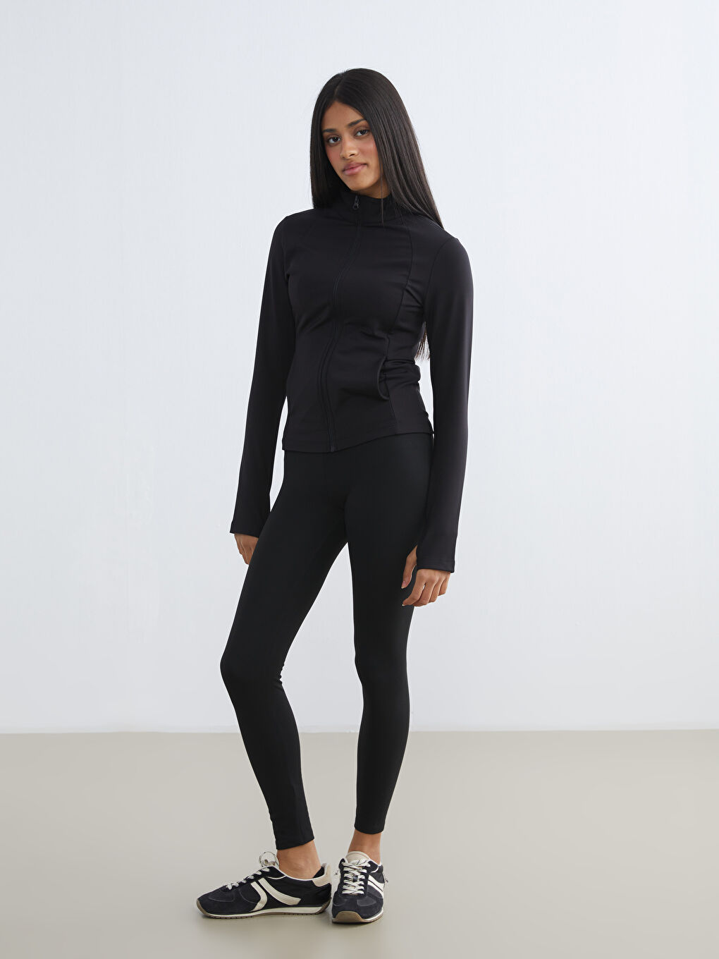 Siyah Dik Yaka Parmak Geçmeli Kadın Fermuarlı Sweatshirt-1