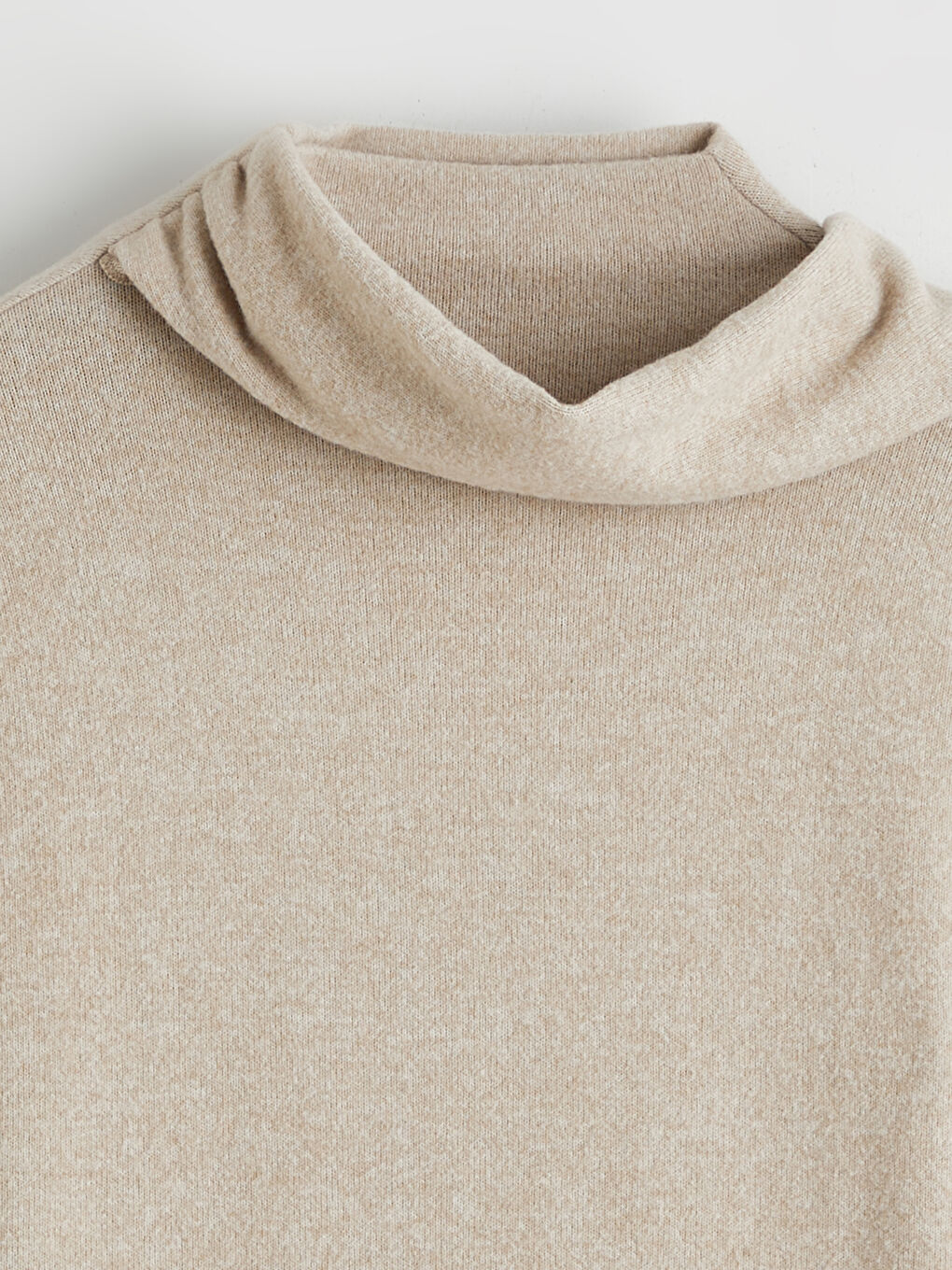 Bej Dik Yaka Kadın Tişört-1