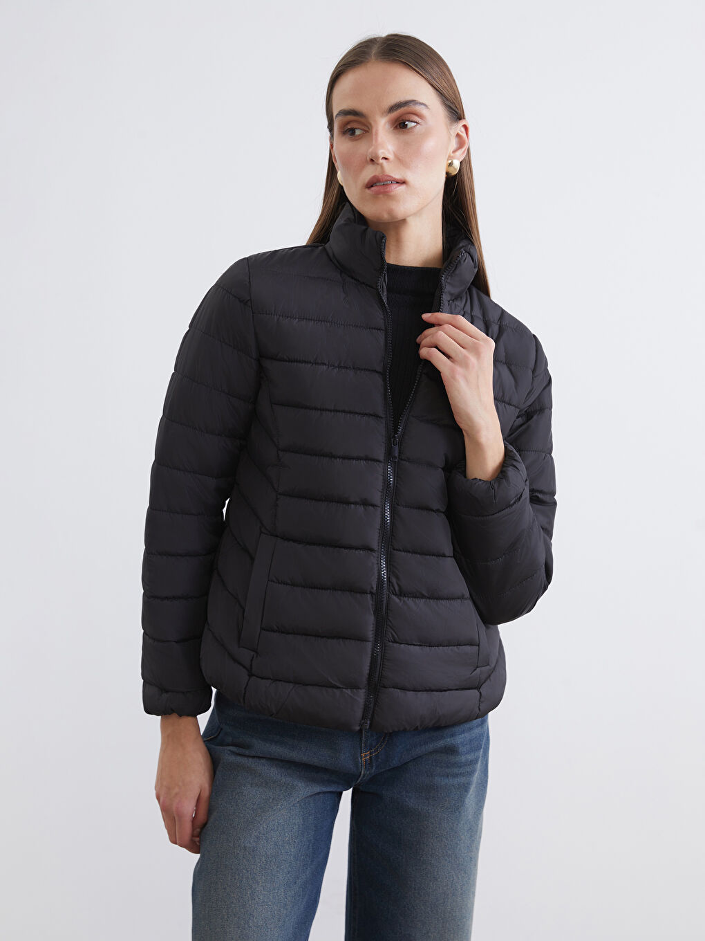 Siyah Dik Yaka Kapitone Kadın Şişme Mont