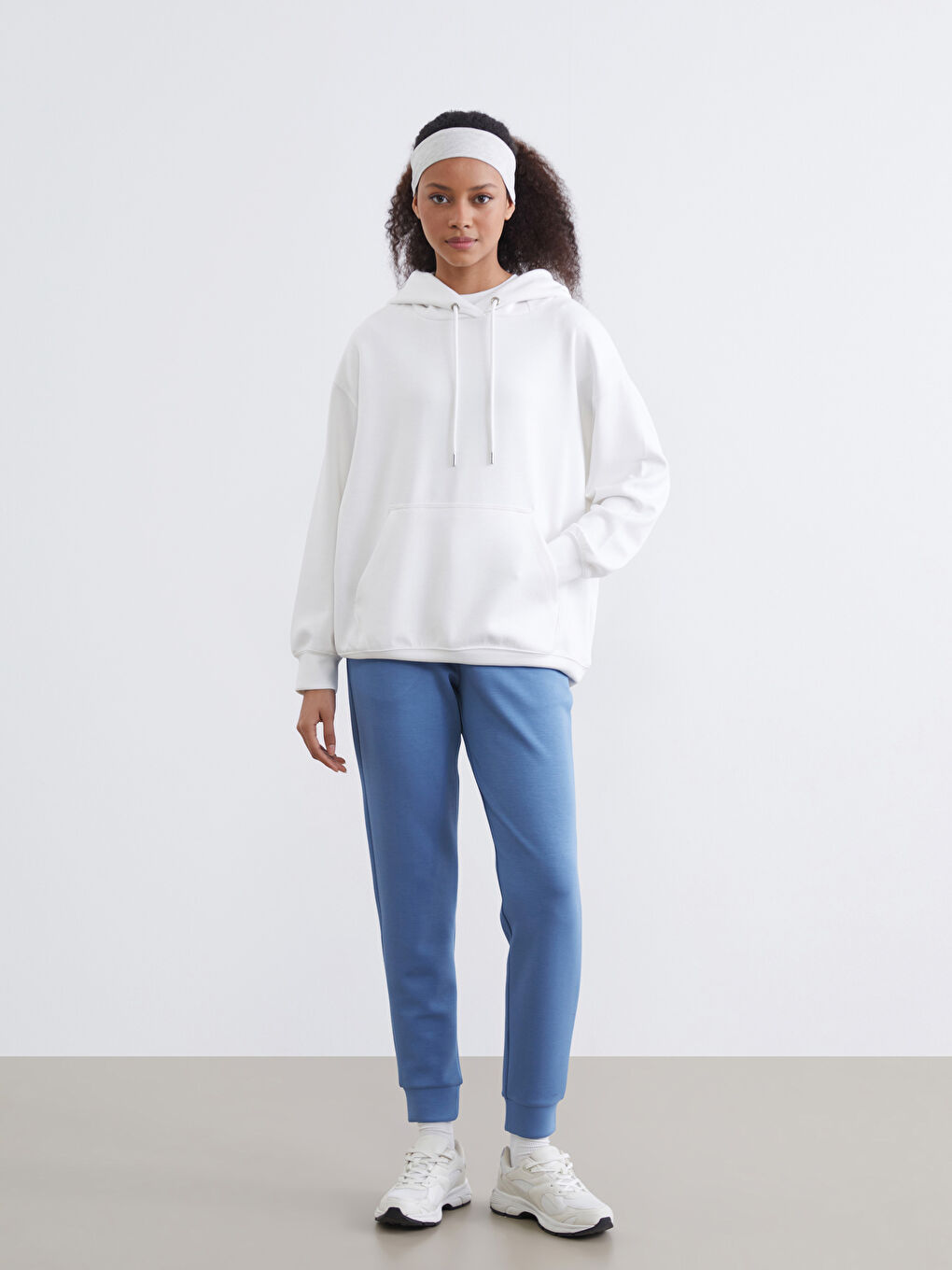 Beyaz Kanguru Cepli Kadın Hoodie-1