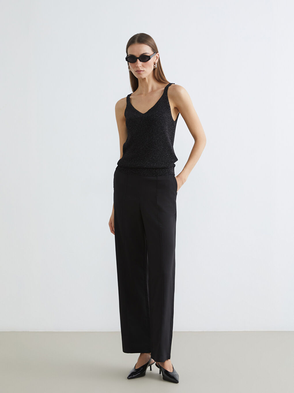 Siyah V Yaka Parlak Görünümlü Kadın Triko Atlet-1