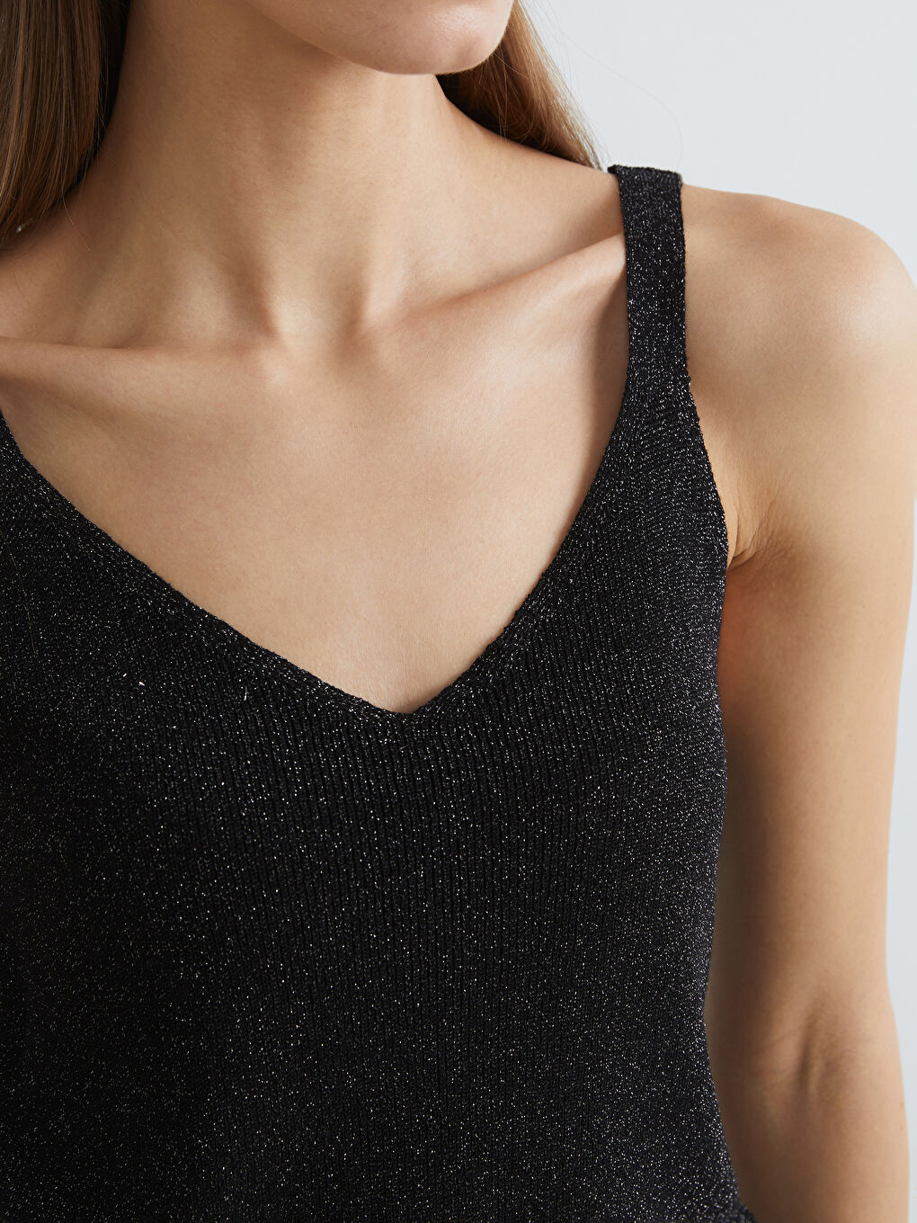 Siyah V Yaka Parlak Görünümlü Kadın Triko Atlet-2