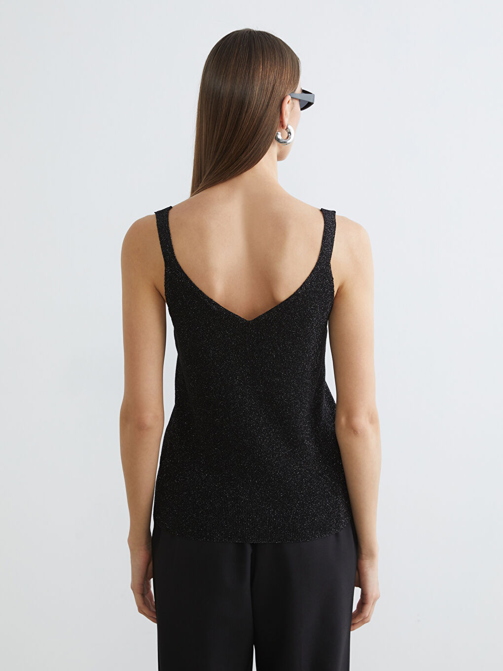 Siyah V Yaka Parlak Görünümlü Kadın Triko Atlet-3