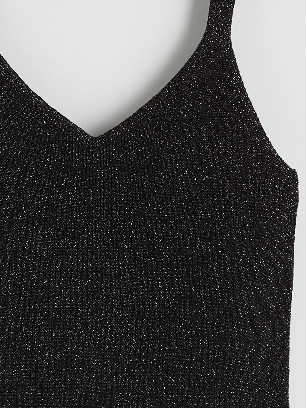 Siyah V Yaka Parlak Görünümlü Kadın Triko Atlet-5