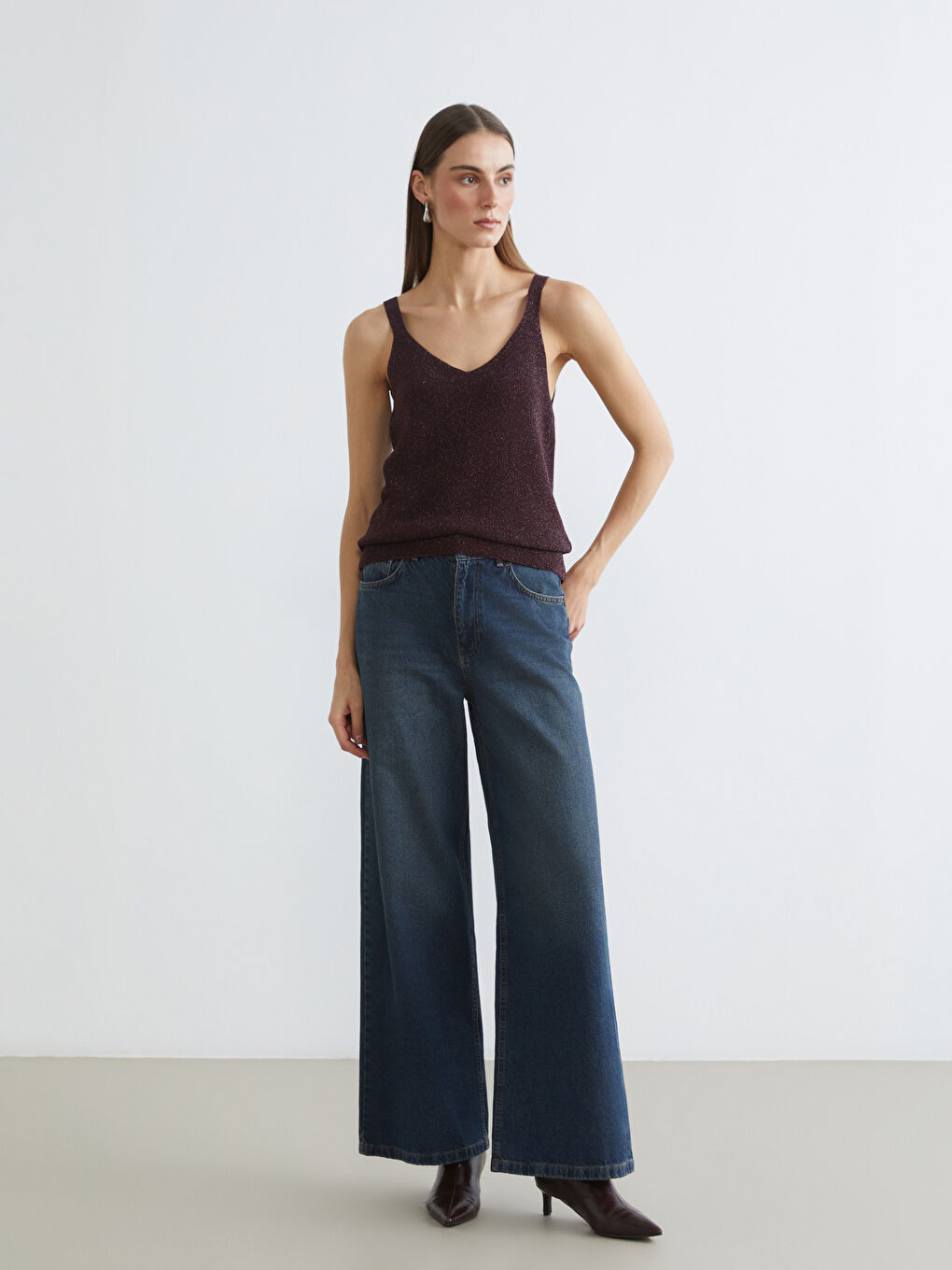 Bordo V Yaka Parlak Görünümlü Kadın Triko Atlet-1