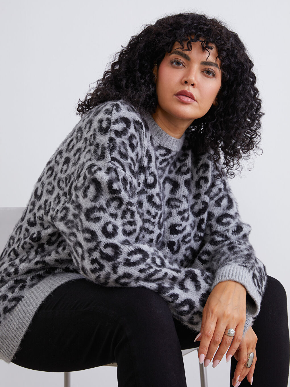 Gri Büyük Beden Leopar Desenli Kadın Triko Kazak