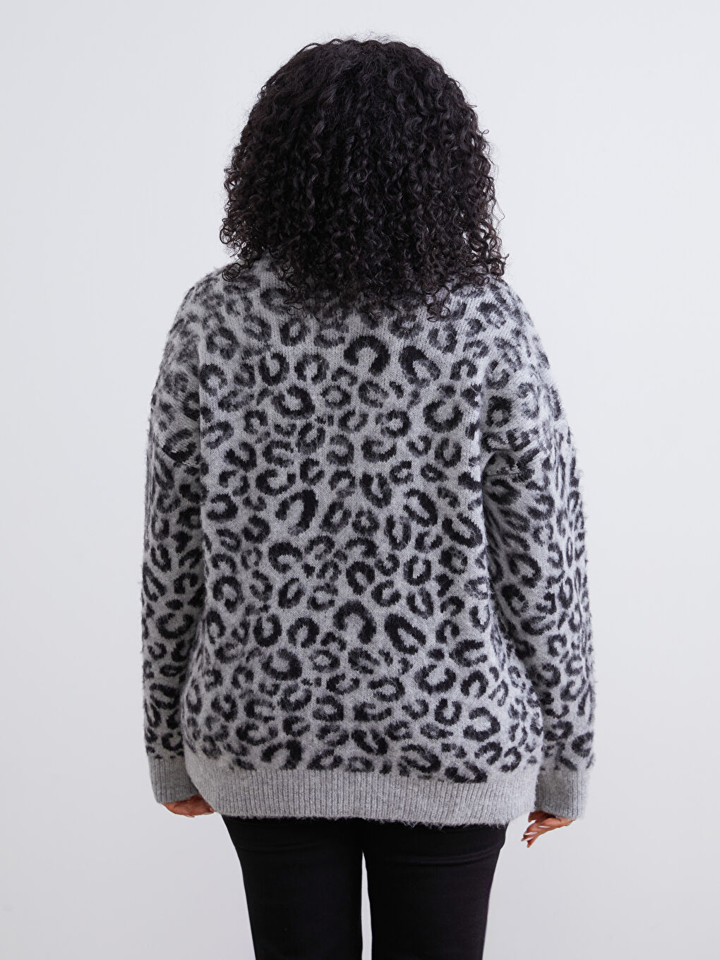 Gri Büyük Beden Leopar Desenli Kadın Triko Kazak-3