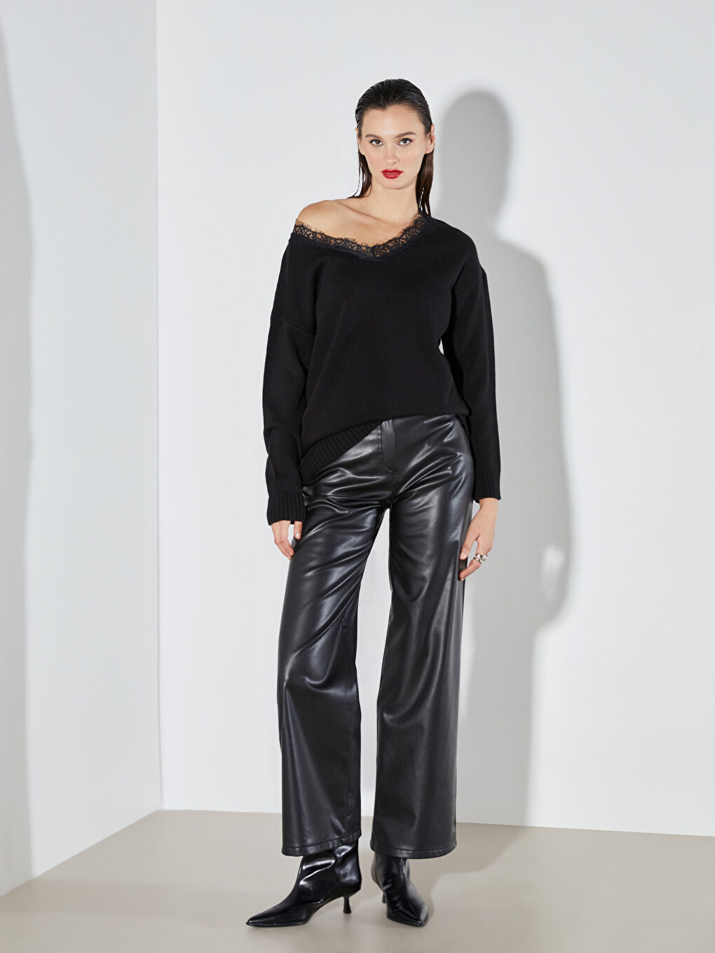 Siyah V Yaka Dantel Detaylı Kadın Triko Kazak-1