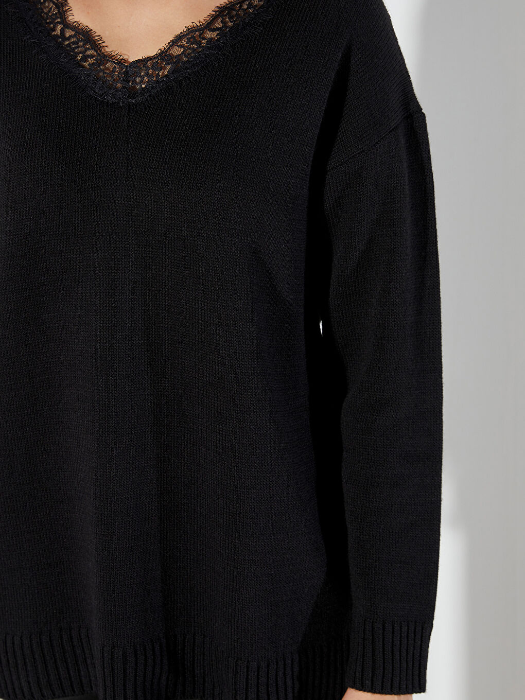 Siyah V Yaka Dantel Detaylı Kadın Triko Kazak-2