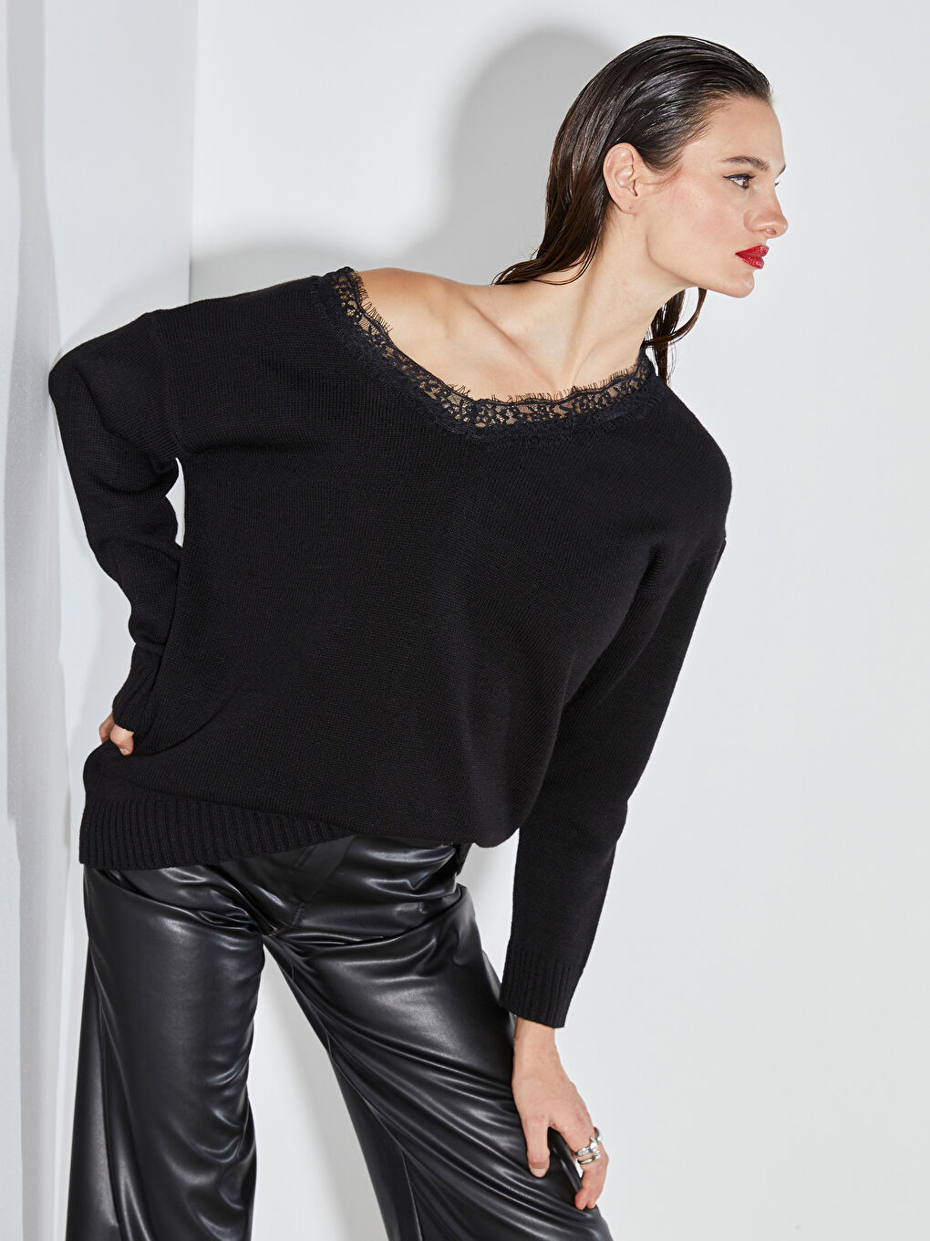 Siyah V Yaka Dantel Detaylı Kadın Triko Kazak-3