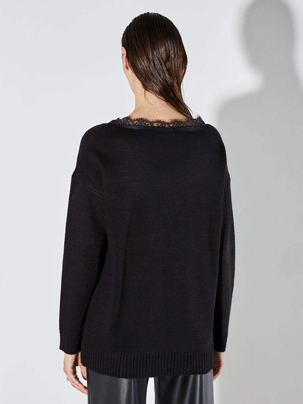 Siyah V Yaka Dantel Detaylı Kadın Triko Kazak-4