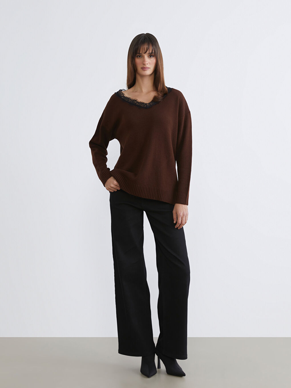 Kahverengi V Yaka Dantel Detaylı Kadın Triko Kazak-1