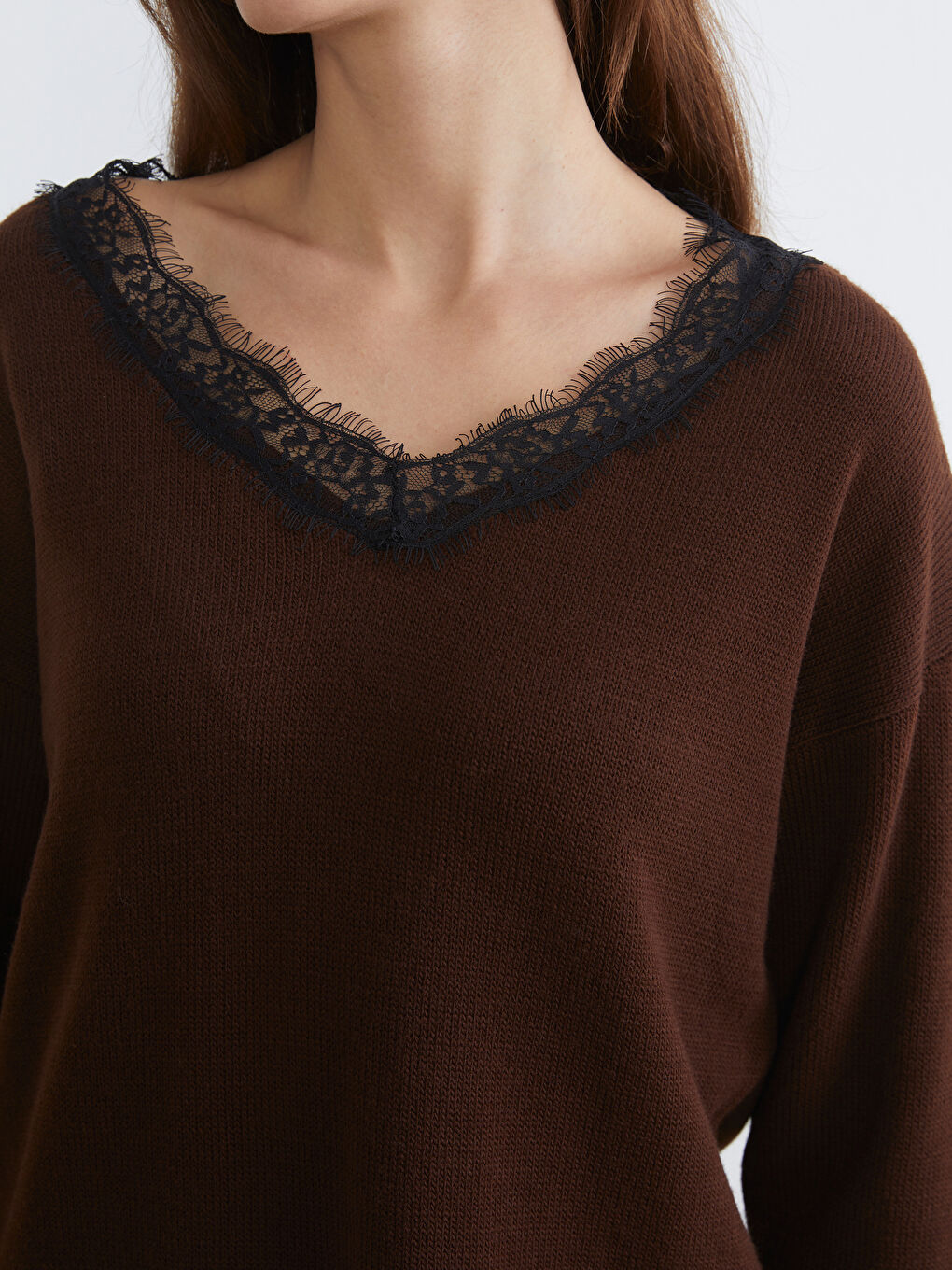 Kahverengi V Yaka Dantel Detaylı Kadın Triko Kazak-2