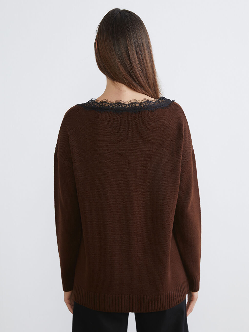 Kahverengi V Yaka Dantel Detaylı Kadın Triko Kazak-3