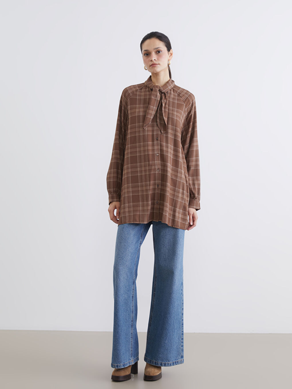 Kahverengi Fular Yaka Ekose Kadın Gömlek Tunik-1