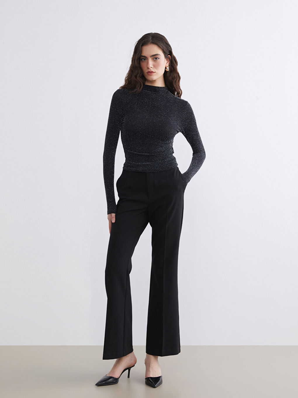 Siyah Dik Yaka Parlak Görünümlü Bluz-1