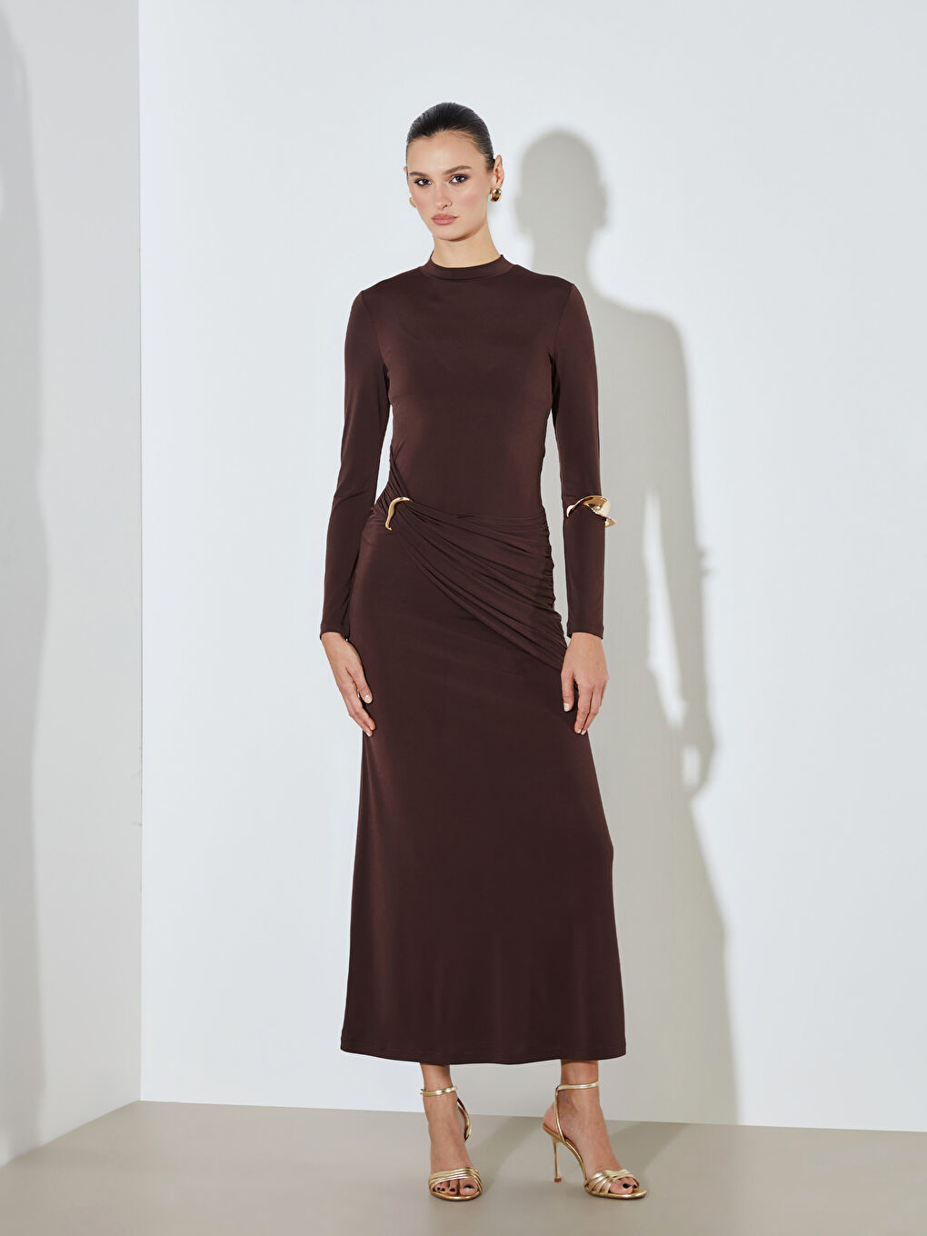 Kahverengi Dik Yaka Büzgülü Elbise-1