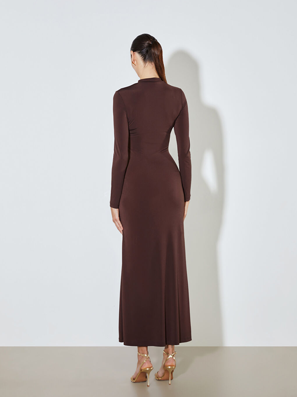 Kahverengi Dik Yaka Büzgülü Elbise-4
