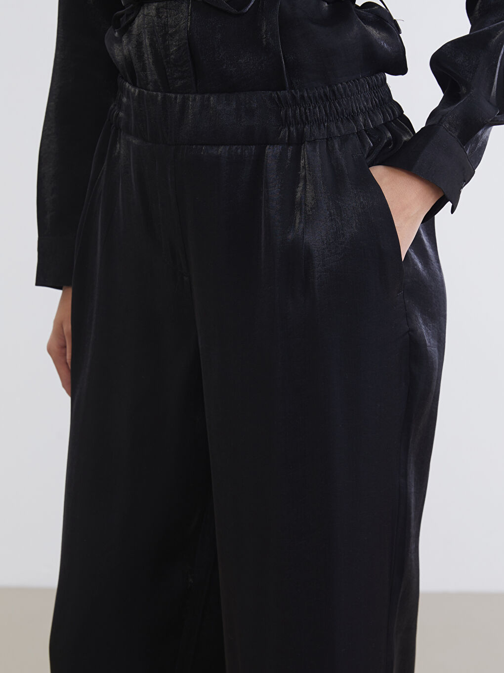 Siyah Beli Lastikli Saten Kadın Pantolon-2