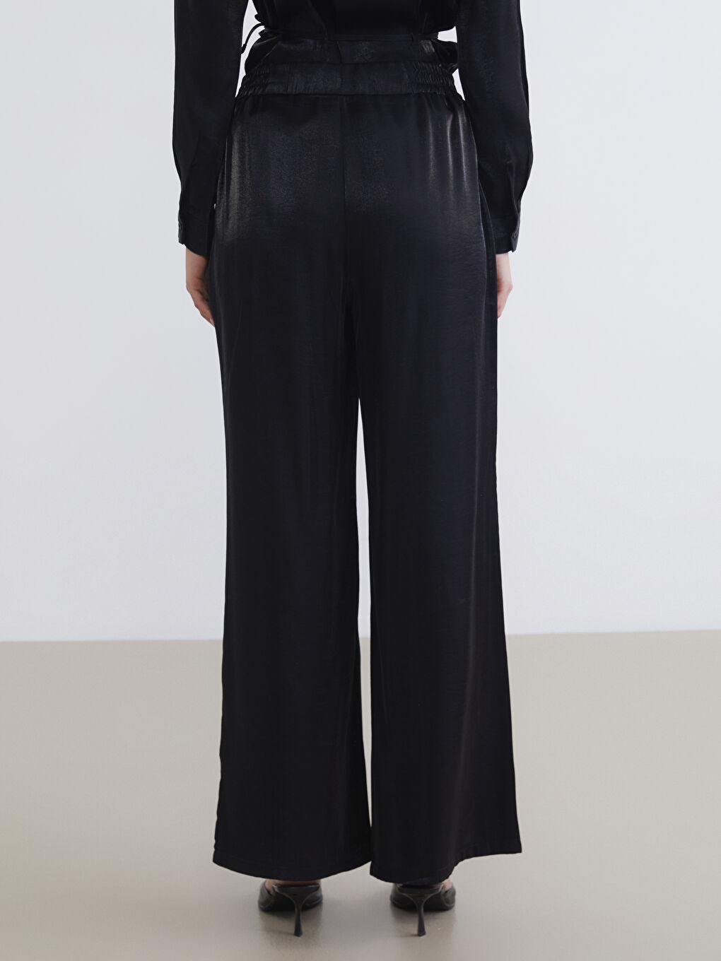 Siyah Beli Lastikli Saten Kadın Pantolon-3