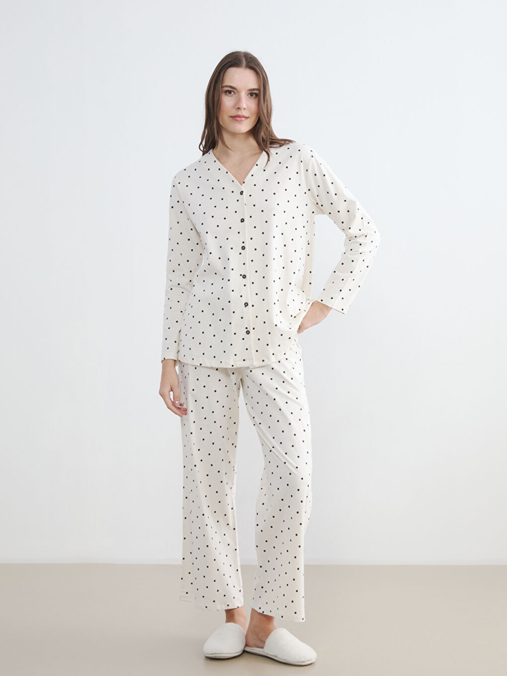 әйелдерге арналған v жағалы горошекпен пижама жинағы