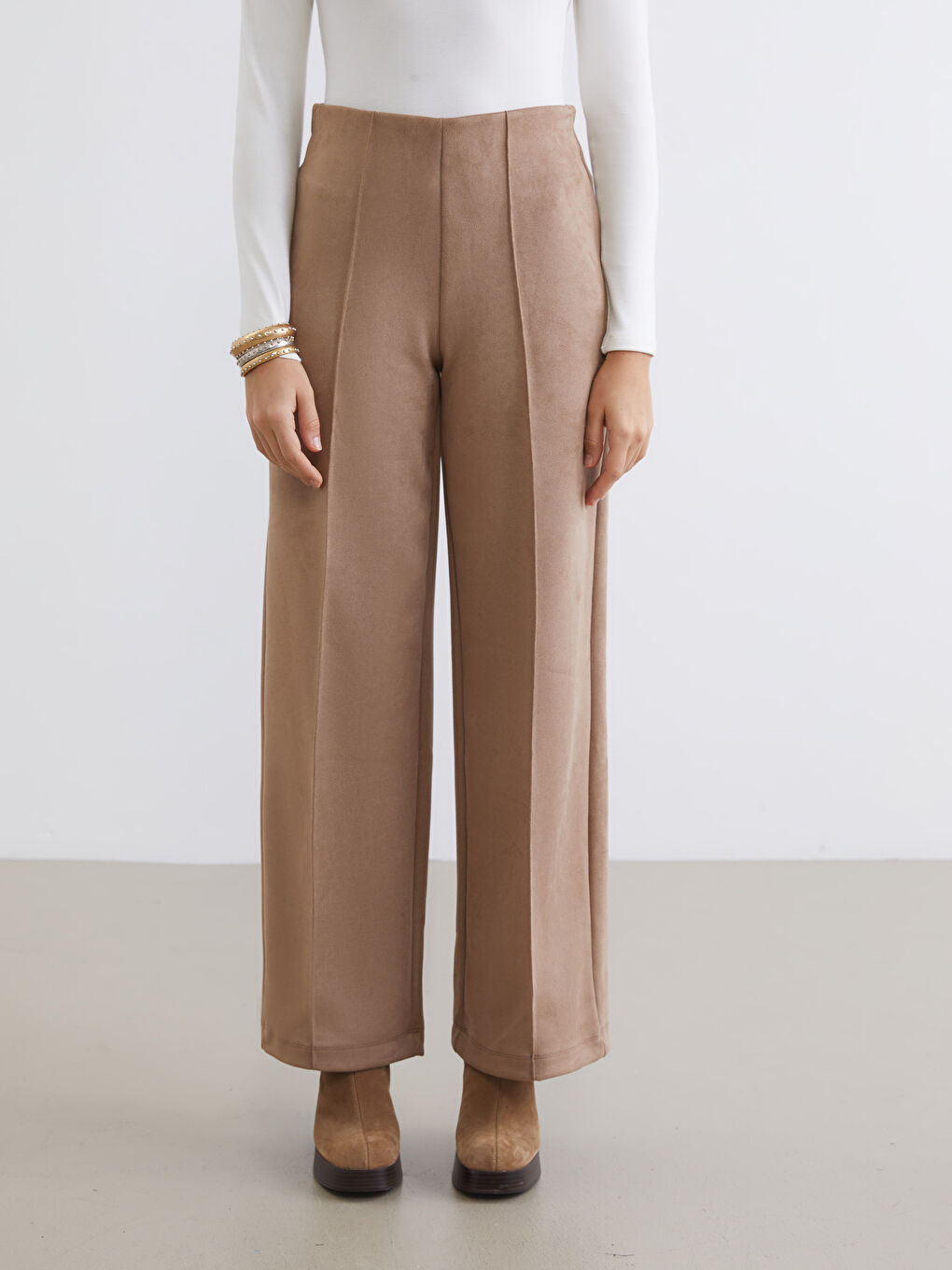 Bej Standart Fit Kadın Süet Görünümlü Pantolon-1