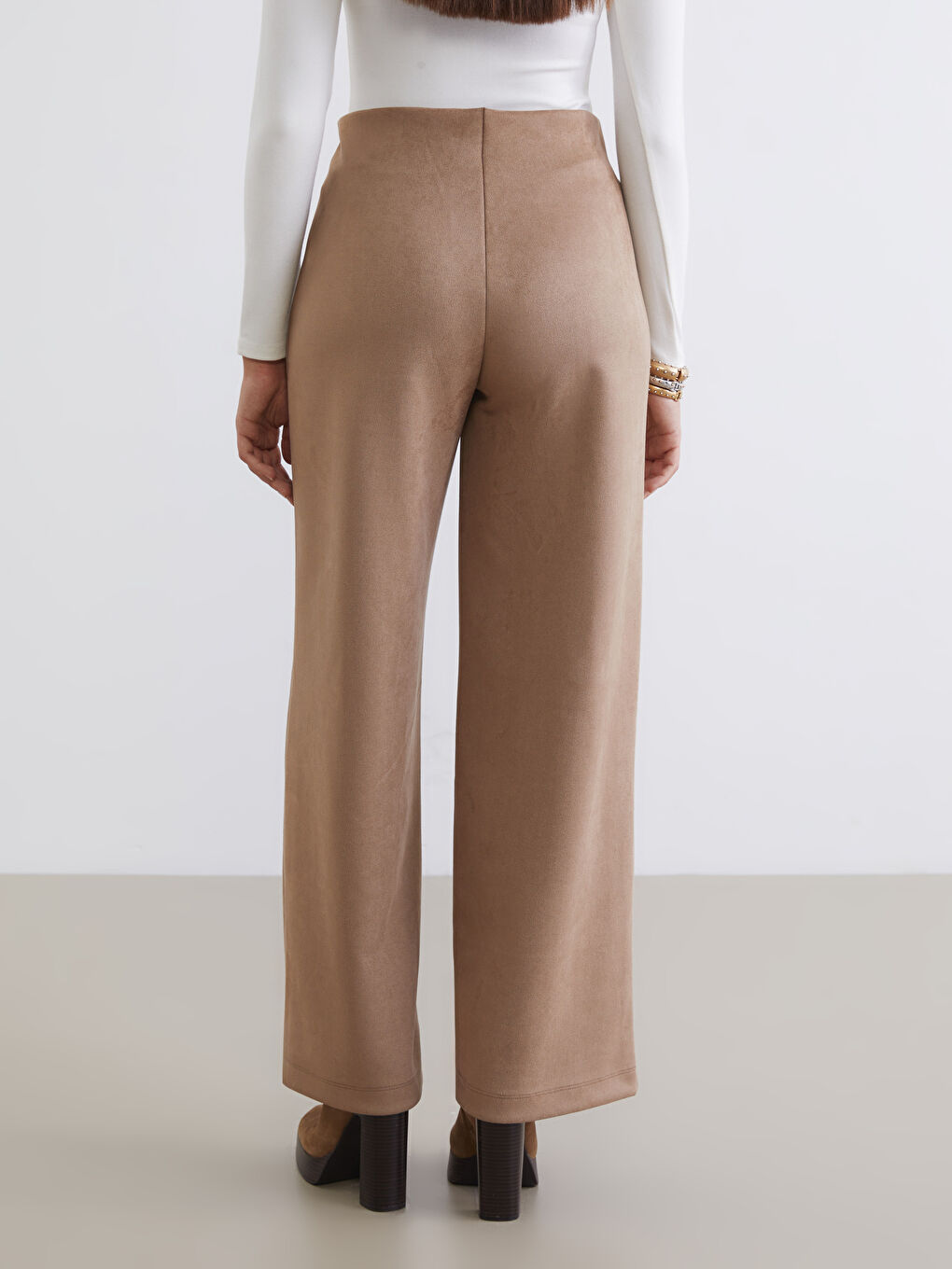 Bej Standart Fit Kadın Süet Görünümlü Pantolon-3