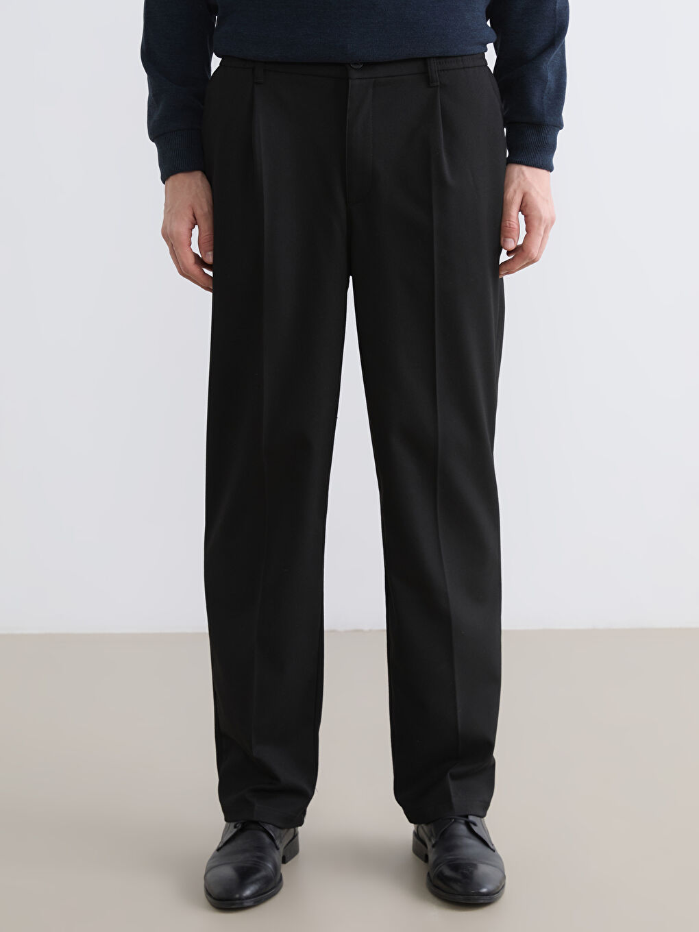 Siyah Rahat Kalıp Erkek Pantolon-1