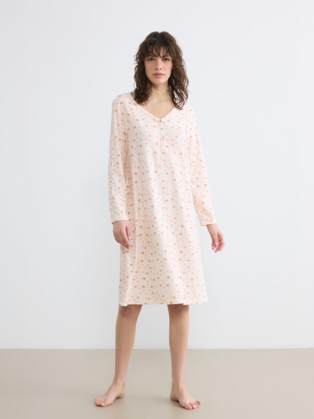 Ekru V Yaka Çiçekli Kadın Gecelik-1