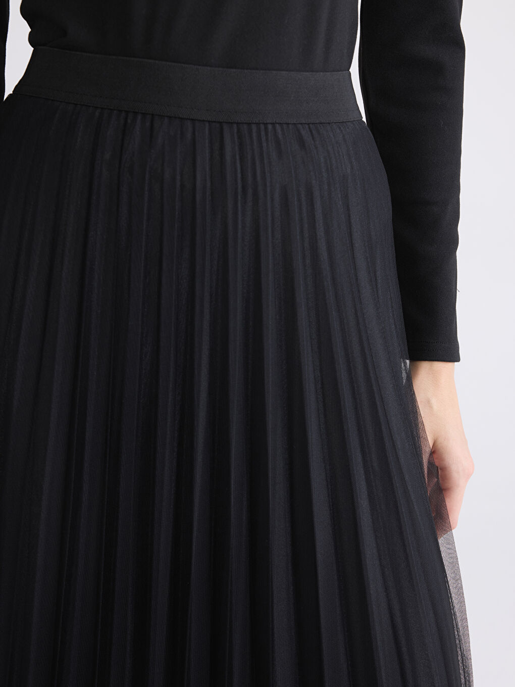 Siyah Beli Lastikli Pileli Etek-3